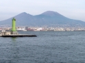 Die Hafenausfahrt, grünes Seezeichen vor Vesuvio.